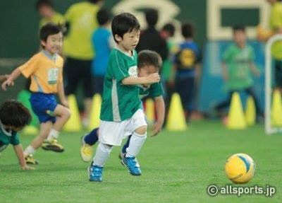 小学校低学年にサッカーを教える難しさ