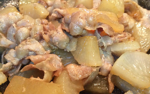 簡単レシピ！豚バラ大根のレシピを紹介 フライパンで作れて材料は切って炒めて煮るだけ！！　