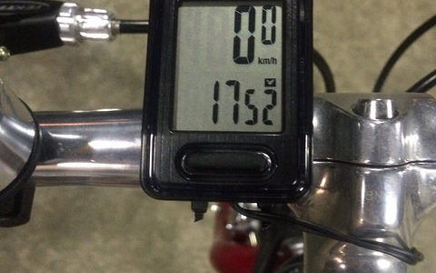 CATEYE  CYCLOCOMPUTER VELO 9 　キャットアイ　サイクルコンピューター　ベロ9　手軽に使えて便利　いろいろ測れる　子供の自転車にも