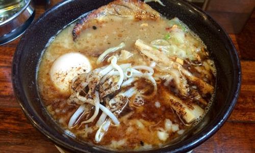 麺屋空海 海浜幕張店 で味玉とんこつラーメを味わう