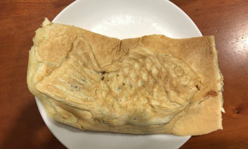 新橋駅近くの神田達磨の羽根つきたい焼きはアツアツで美味しかった【新橋　たい焼き】