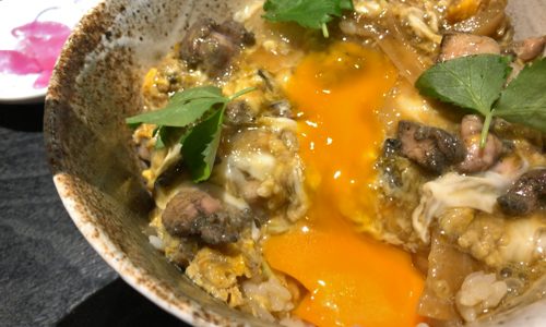 海浜幕張駅近くの「さつま鶏丸」でランチの黒焼き親子丼をいただく