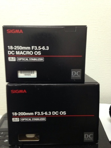 「sigma 18-200mm f3.5-6.3 DC OS」と「SIGMA 18-250mm F3.5-6.3 DC MACRO OS HSM」の箱比較